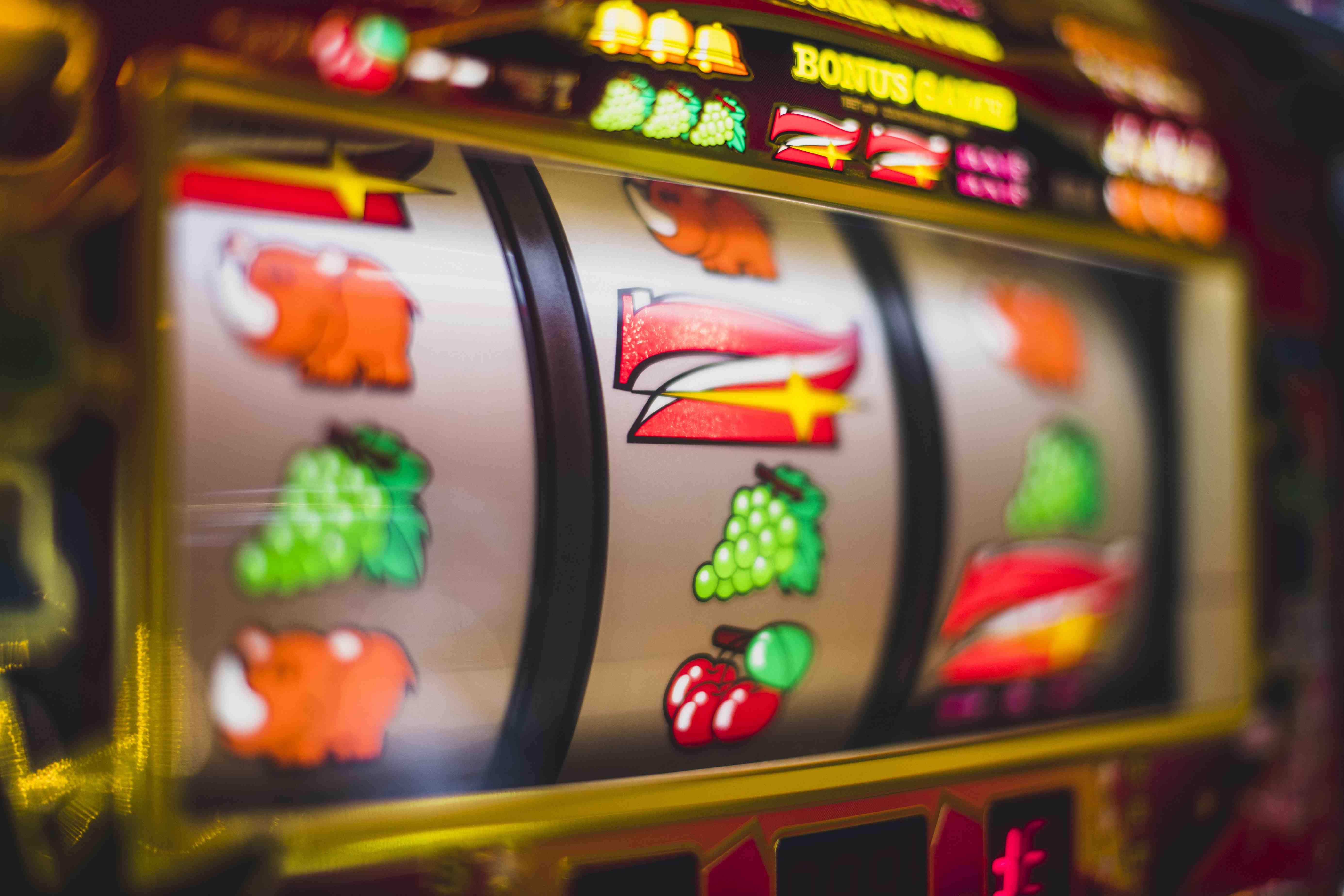 8PMGM Platform Myanmar ကစားသူများ Sportsbook Live Casino ဝင်ရောက်ကစားနေသောမြင်ကွင်း